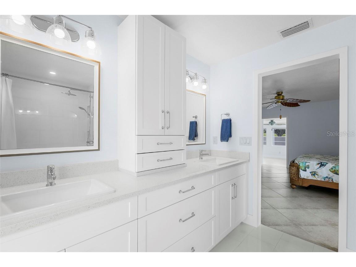 5720 Timber Lake Circle Sarasota FL 34243 A4671628 image36