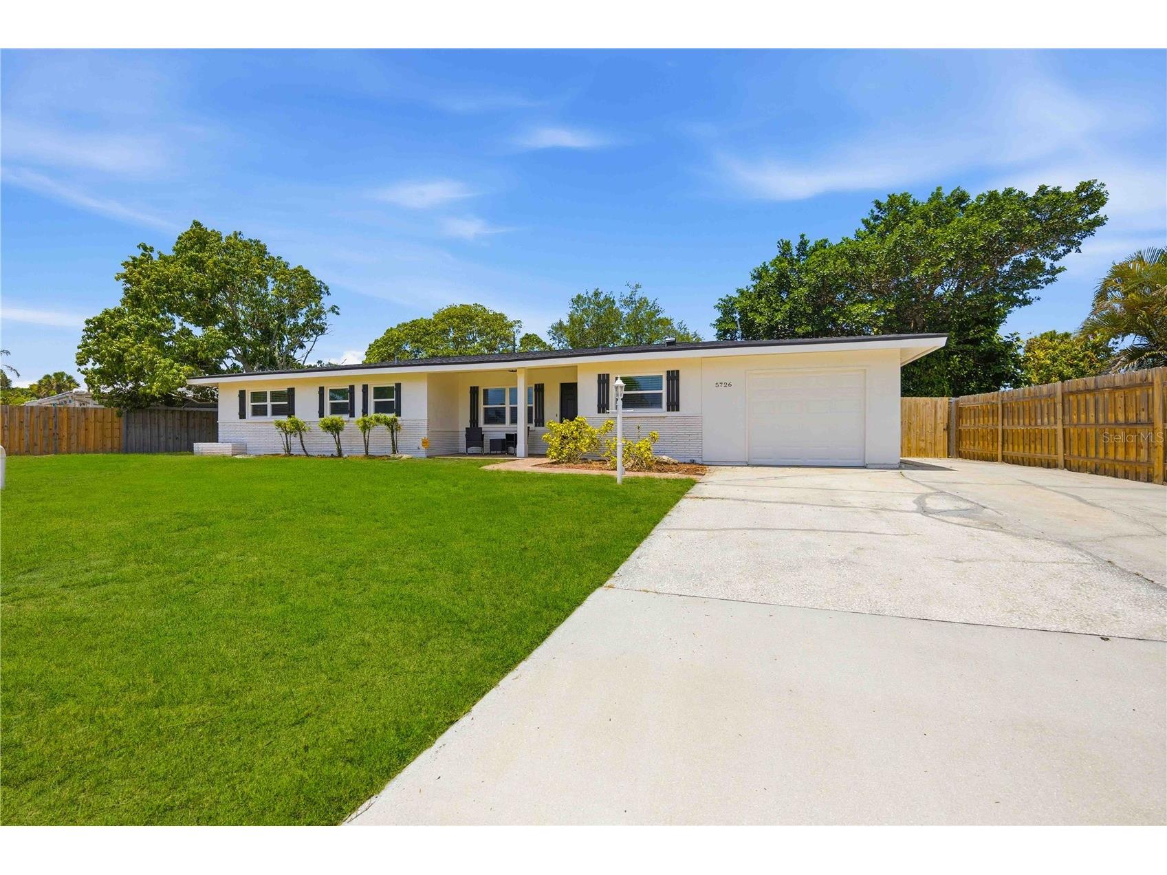 5726 Waneta Place Sarasota FL 34231 A4697396 image2