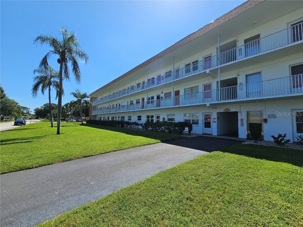 5728 14th Avenue N #104B Saint Petersburg FL 33710 TB8427883 image1