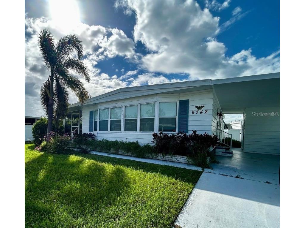 5742 Camelot Drive N Sarasota FL 34233 A4672958 image1