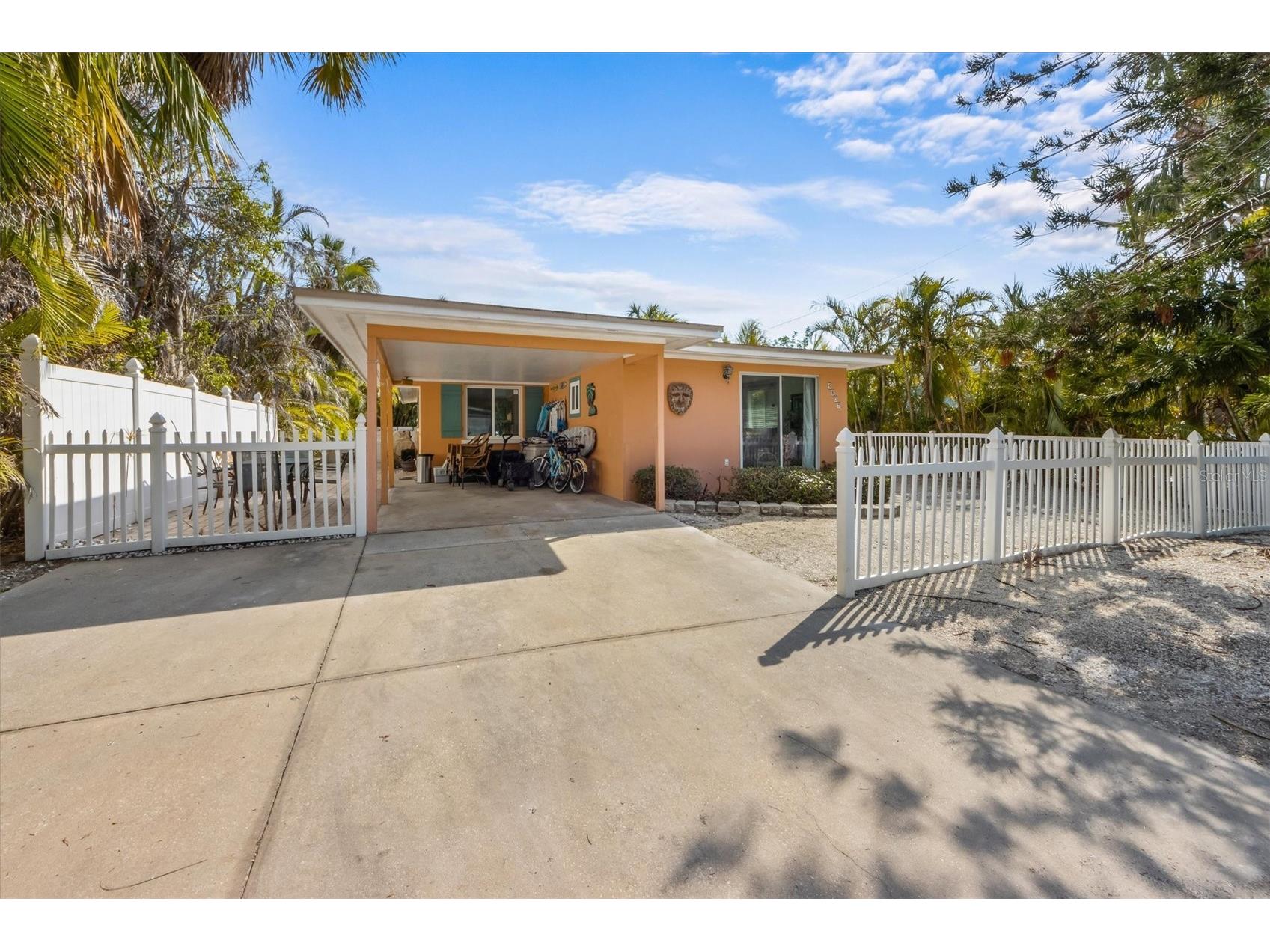 5807 De Palmas Avenue Holmes Beach FL 34217 A4682858 image1