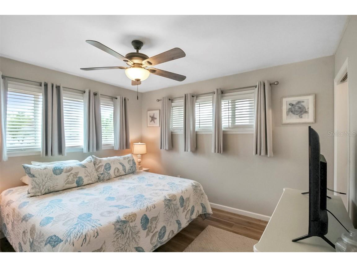 5824 Wildwood Avenue Sarasota FL 34231 A4649804 image16