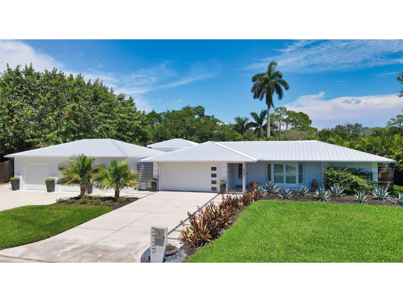 5835 Driftwood Place Sarasota FL 34231 A4582399 image1