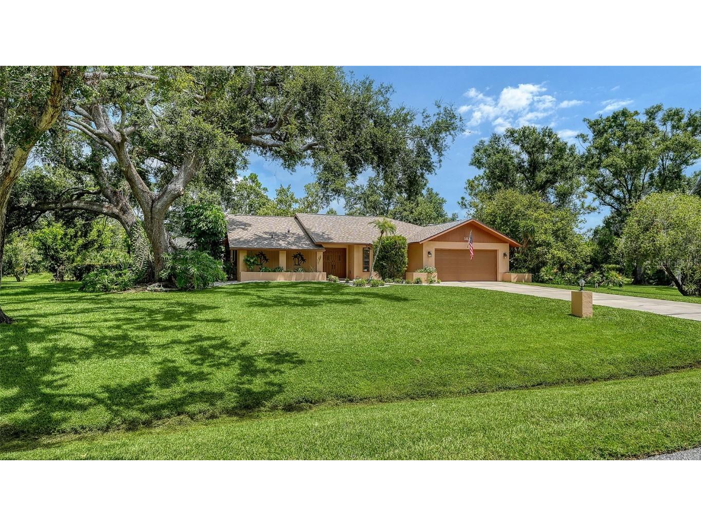 5879 Ravenwood Drive Sarasota FL 34243 A4660207 image1