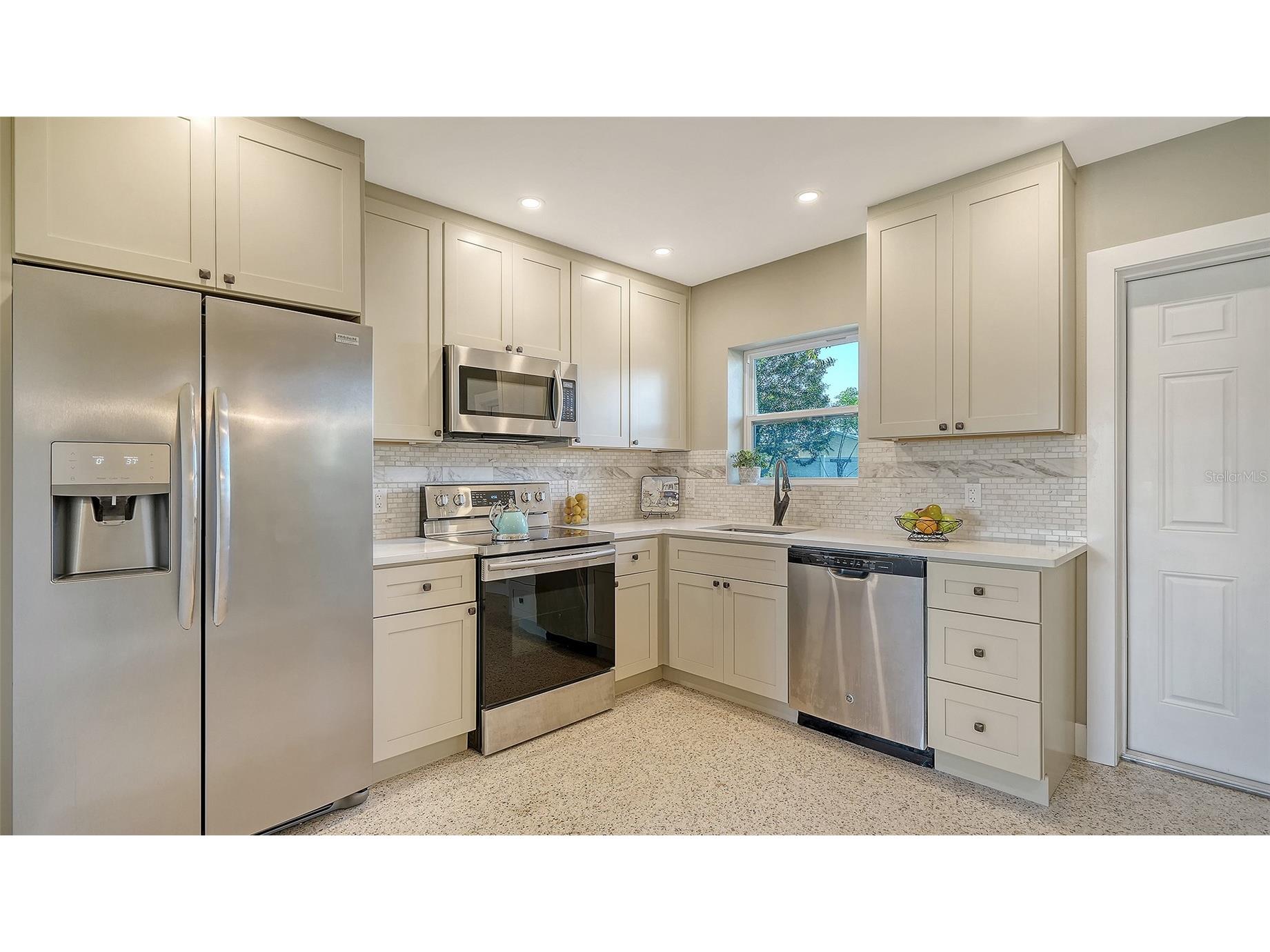 5914 Albert Place Sarasota FL 34231 A4679522 image8