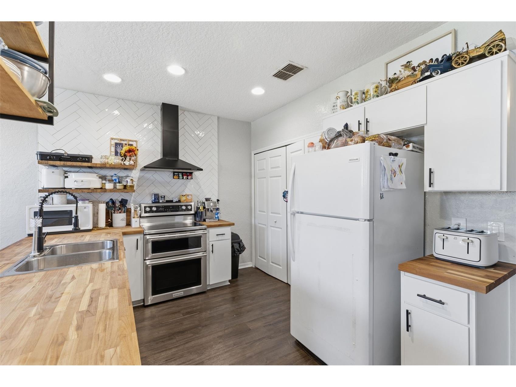 5940 & 5934 Meadowlane Street New Port Richey FL 34652 TB8484287 image4