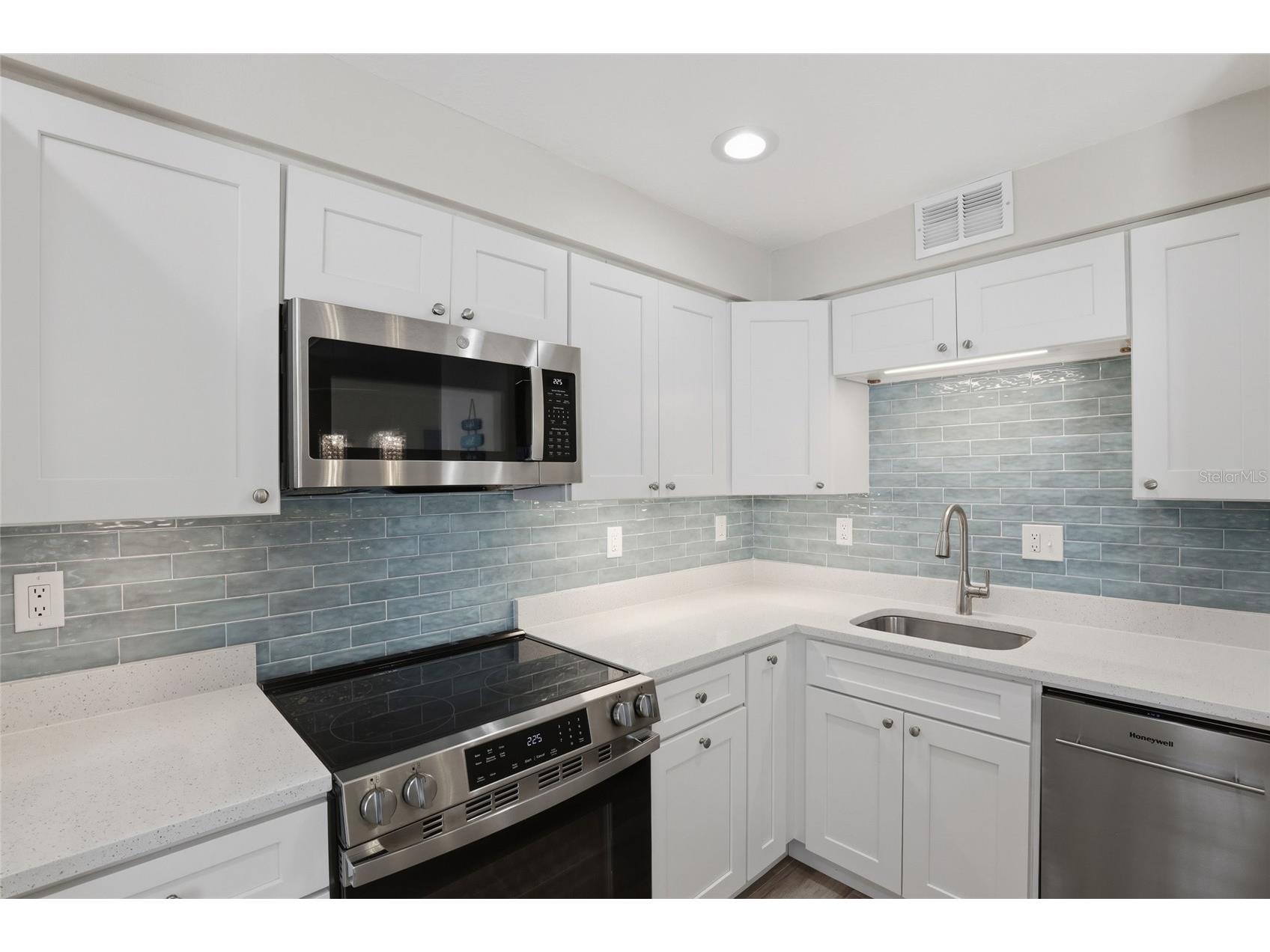 5950 Midnight Pass Road #101 Sarasota FL 34242 A4694128 image11