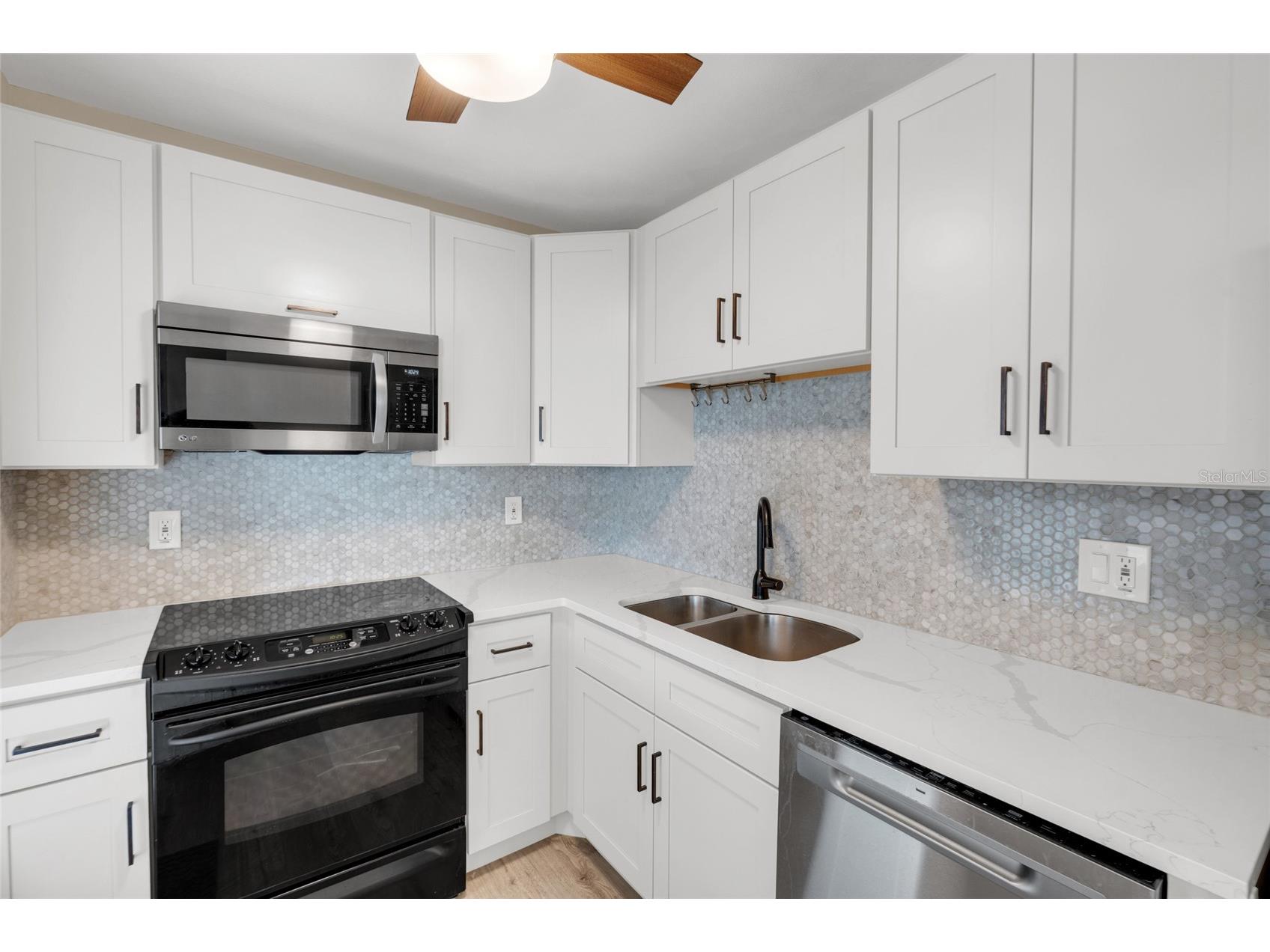 5996 Hibiscus Drive #6 Bradenton FL 34207 A4693883 image7