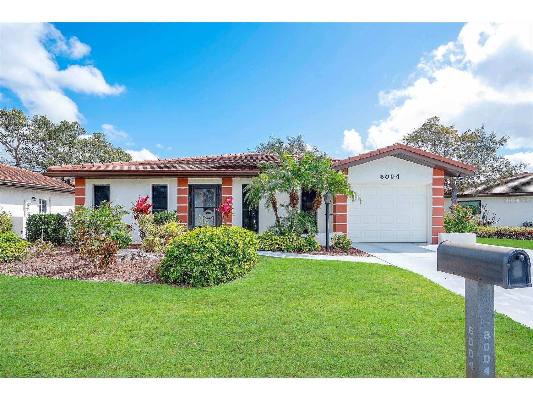 6004 Vivienda Drive #8 Bradenton FL 34207 A4685934 image1