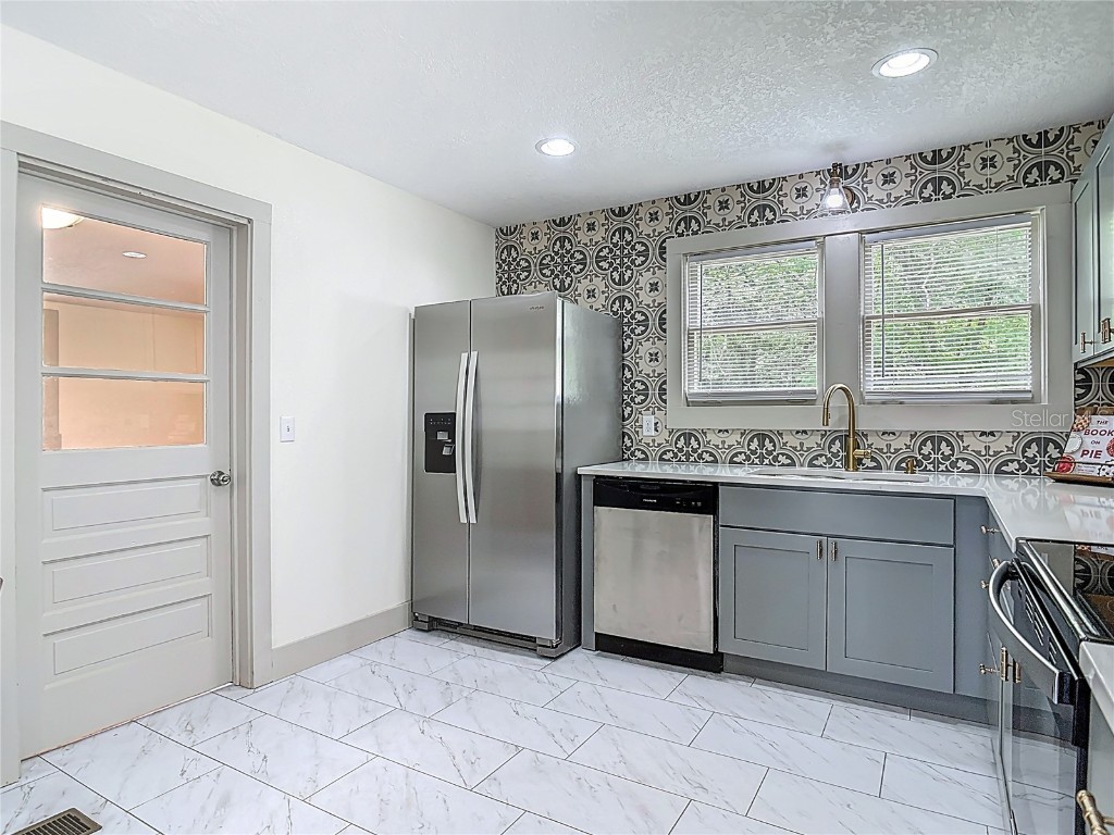 601 N Adelle Avenue Deland FL 32720 V4946203 image5