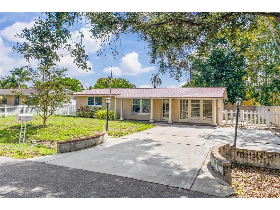 6015 Richard Place Sarasota FL 34231 A4579766 image1