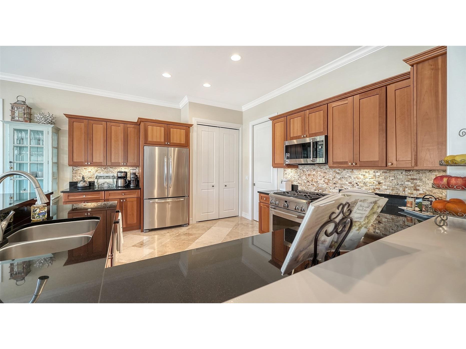 605 N Point Drive Holmes Beach FL 34217 - BIMINI BAY A4683720 image38