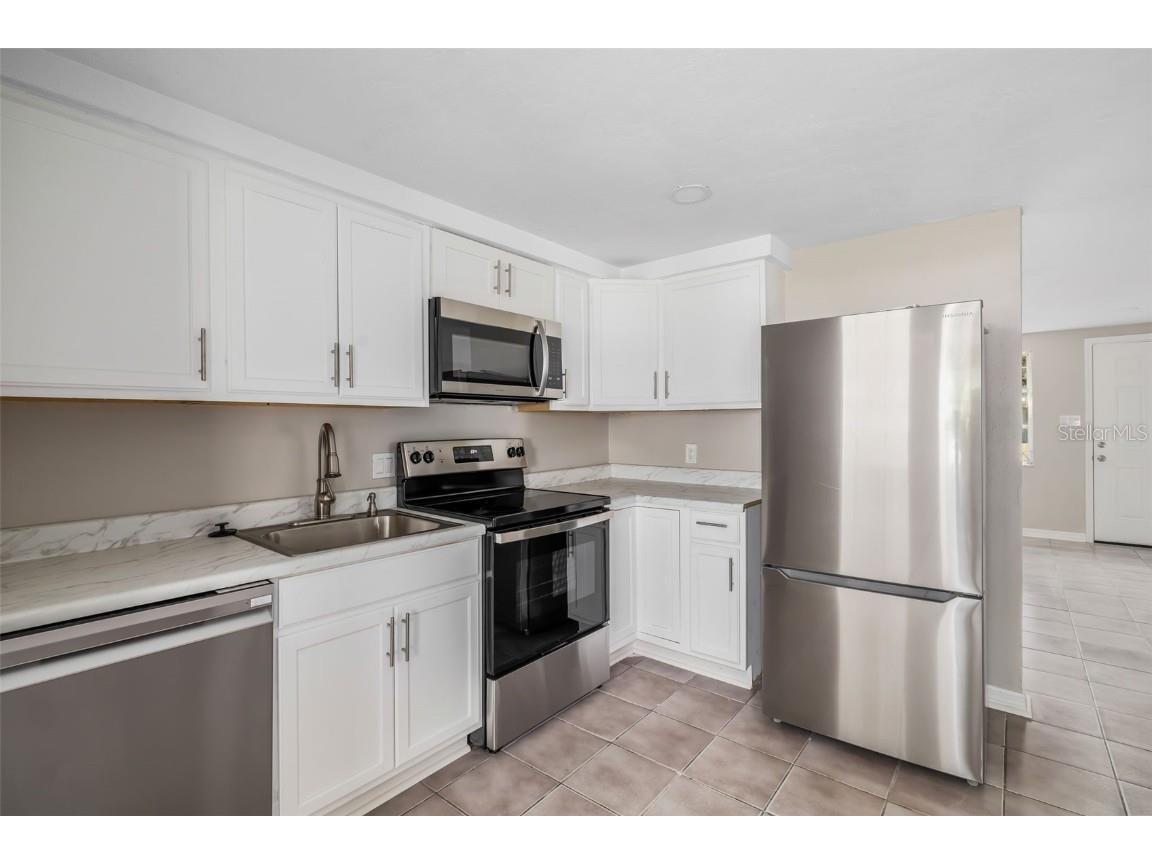 6051 Carlton Avenue Sarasota FL 34231 A4676785 image10