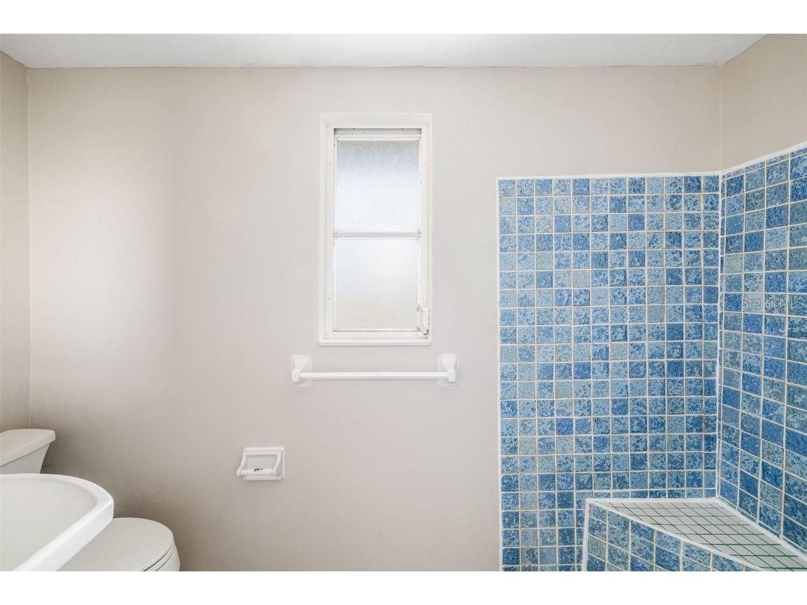 6051 Carlton Avenue Sarasota FL 34231 A4676785 image16