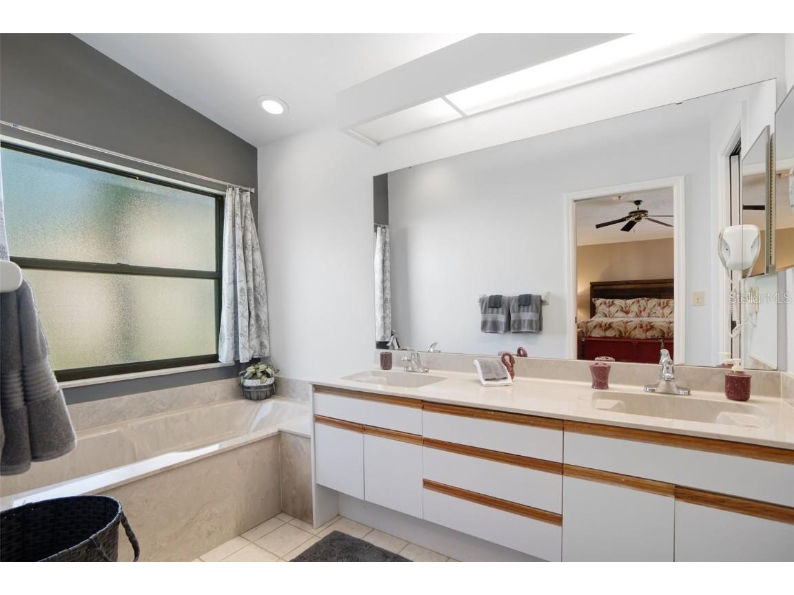 6065 Marella Court Sarasota FL 34243 A4656189 image15