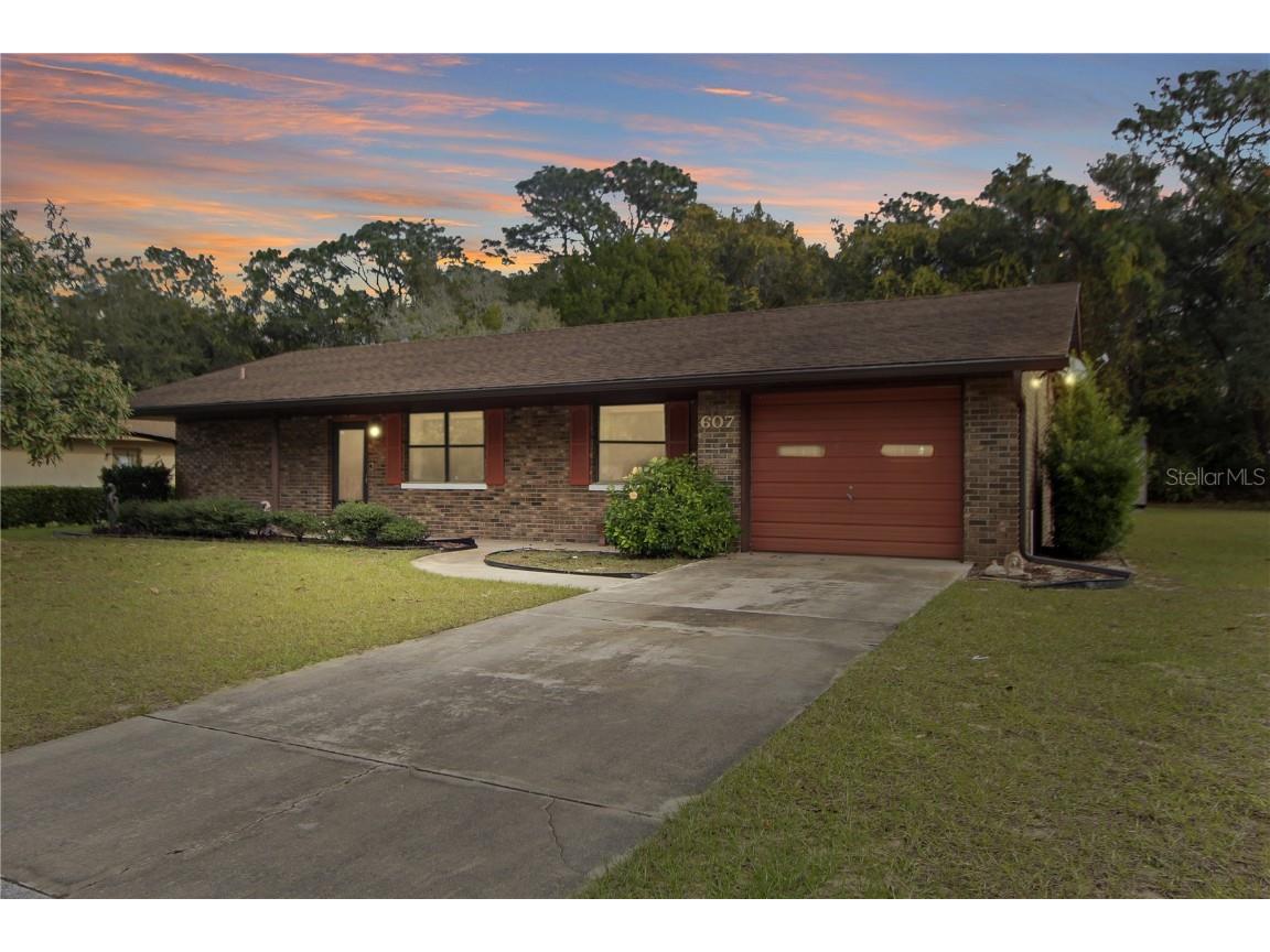 607 Fourth Avenue Lady Lake FL 32159 G5076576 image1