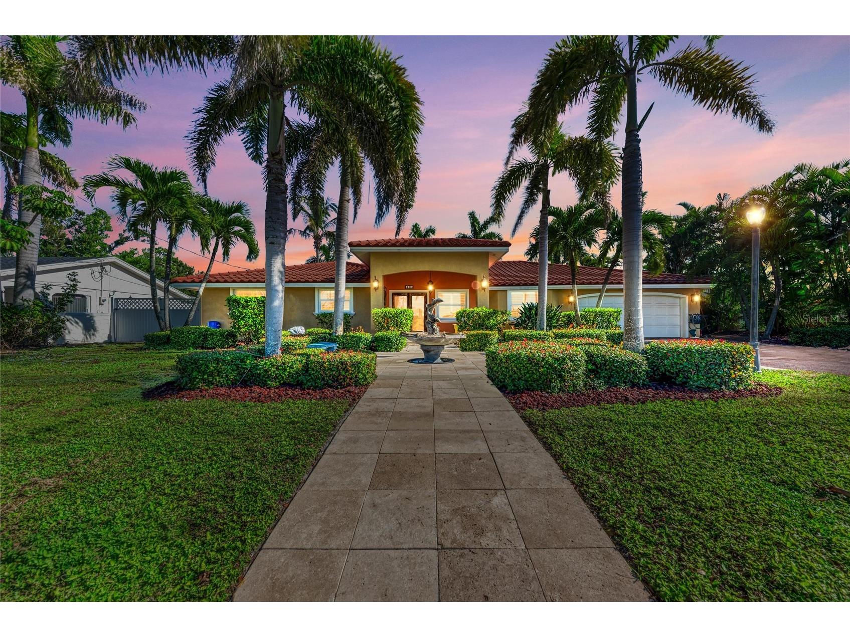 608 Hampshire Lane Holmes Beach FL 34217 A4676809 image1