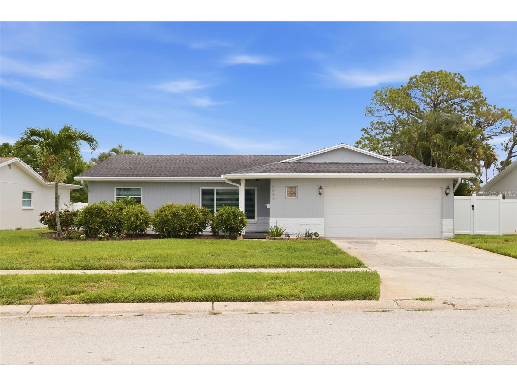 6085 Tanglewood Drive NE Saint Petersburg FL 33703 TB8515672 image1