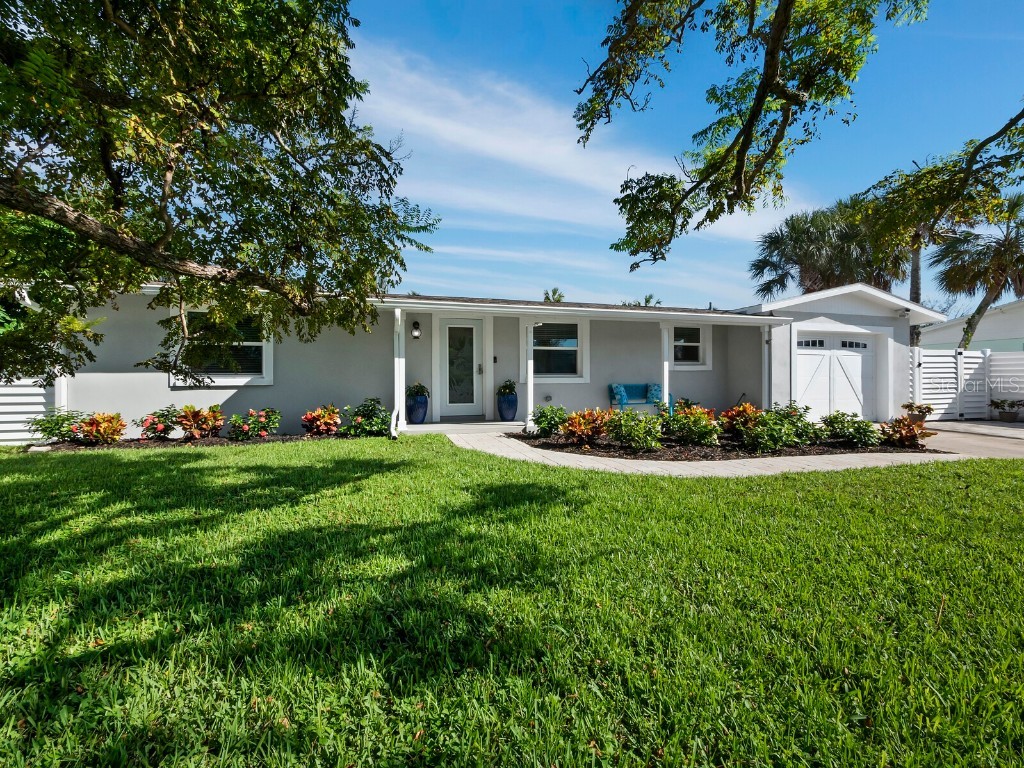 610 Russell Street Longboat Key FL 34228 - SARASOTA BAY THE GULF A4649843 image1