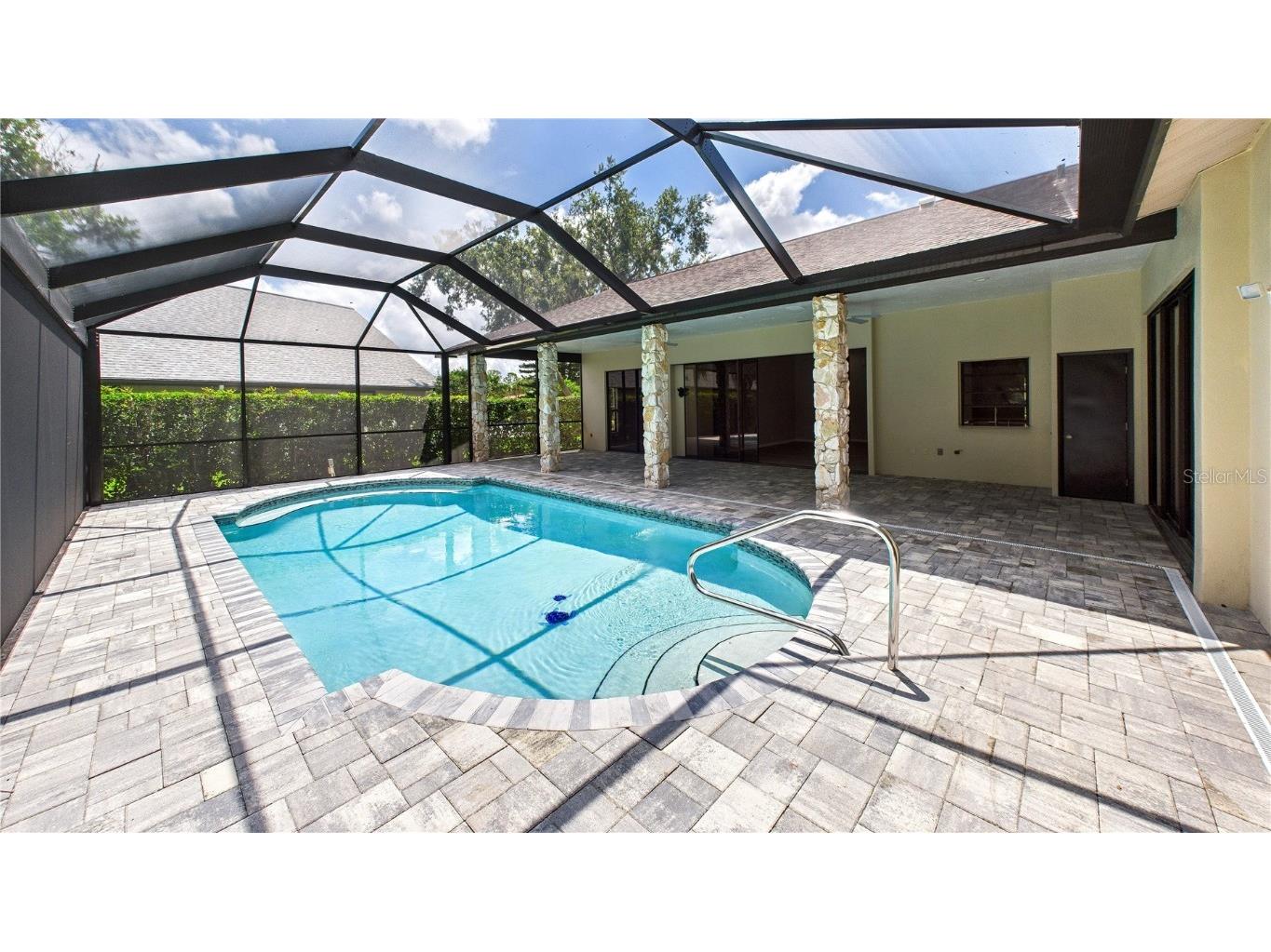 6107 Misty Oaks Street Sarasota FL 34243 A4655289 image1