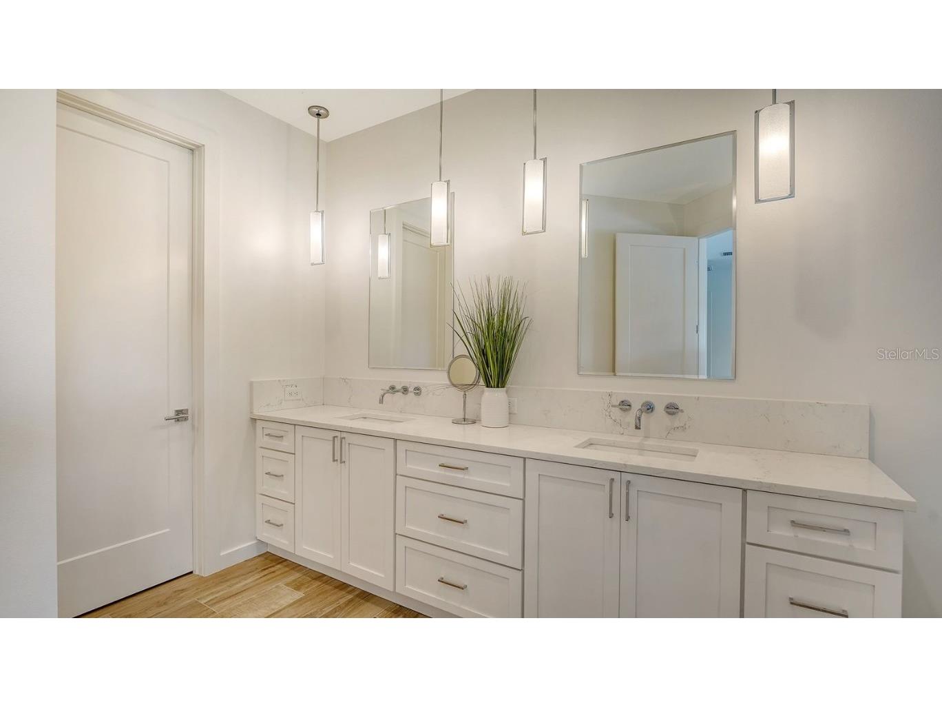 6136 Hollywood Boulevard Sarasota FL 34231 A4674886 image14