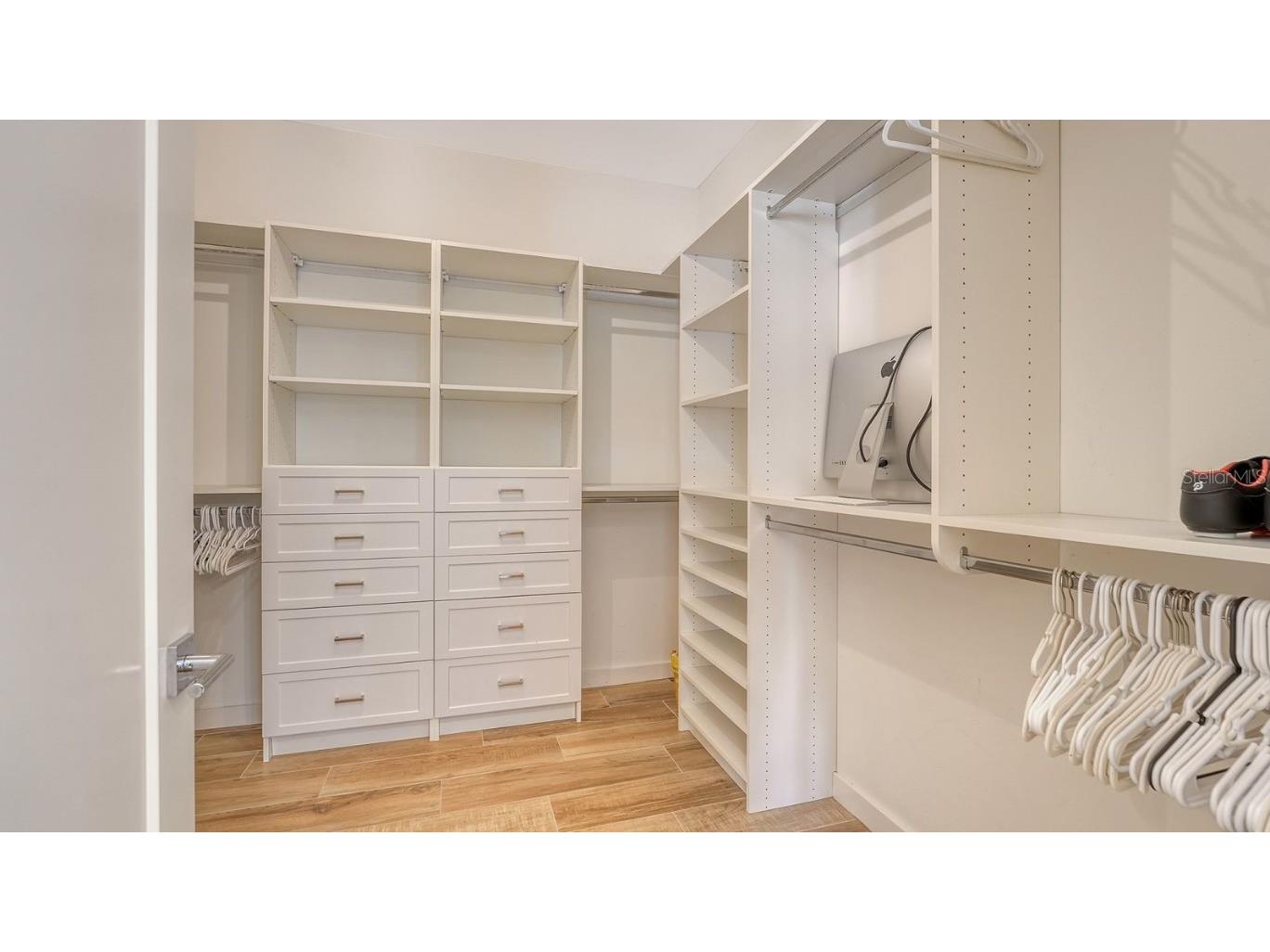 6136 Hollywood Boulevard Sarasota FL 34231 A4674886 image16