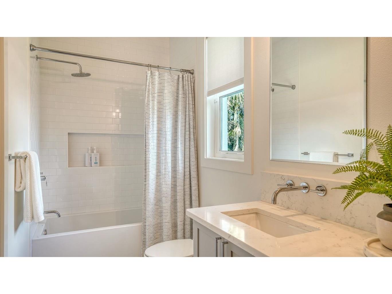 6136 Hollywood Boulevard Sarasota FL 34231 A4674886 image20