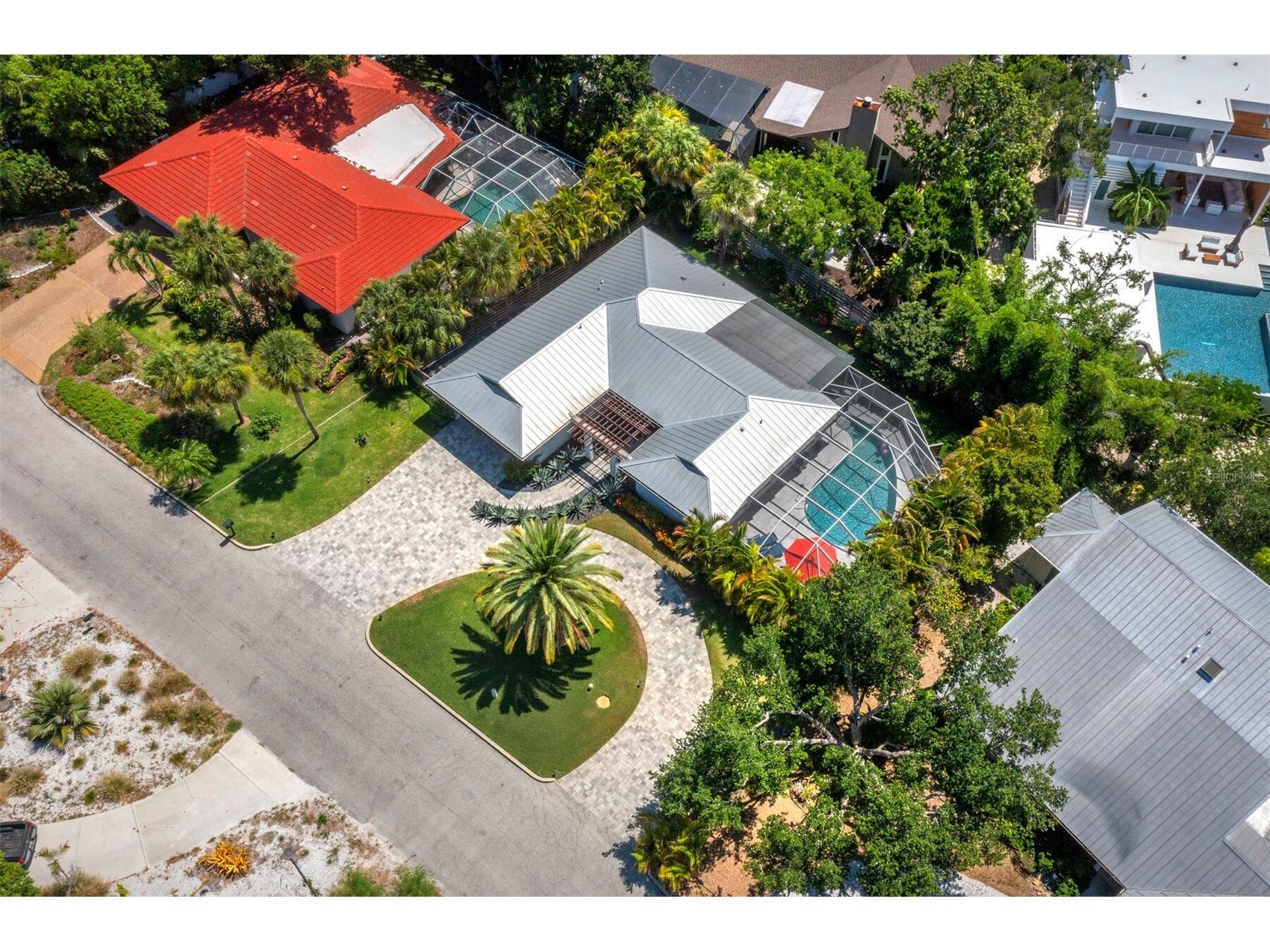 622 Tropical Circle Sarasota FL 34242 A4698398 image2