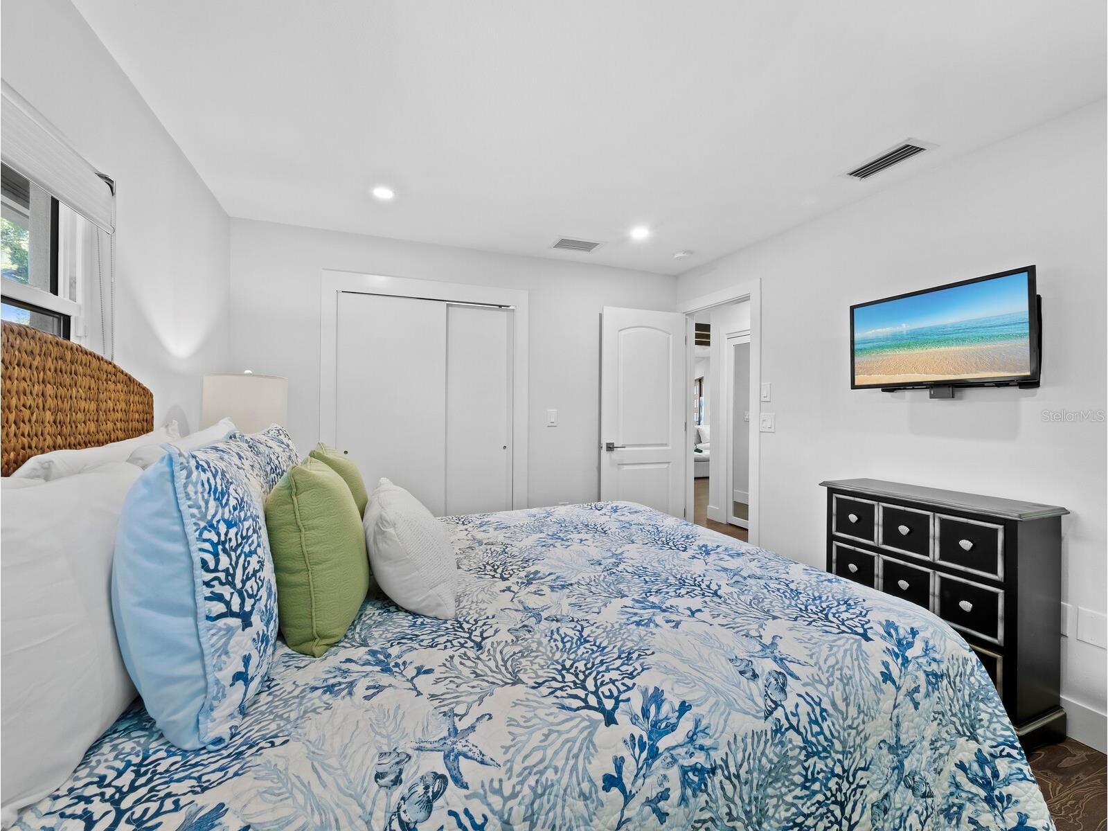 622 Tropical Circle Sarasota FL 34242 A4698398 image27
