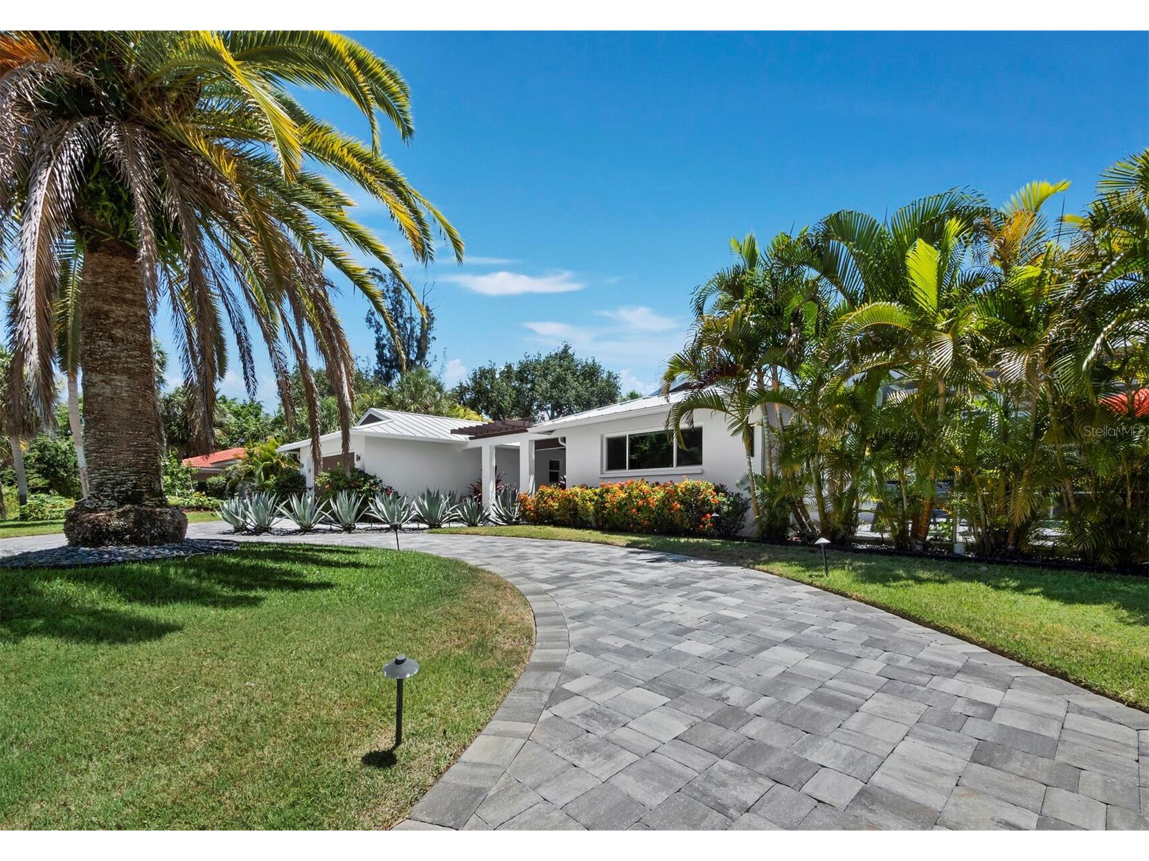 622 Tropical Circle Sarasota FL 34242 A4698398 image4