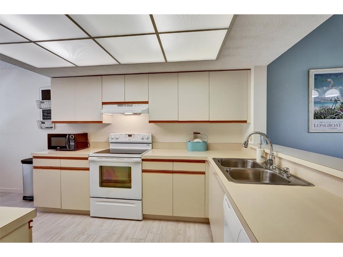 6221 Timber Lake Drive #C10 Sarasota FL 34243 A4665807 image10