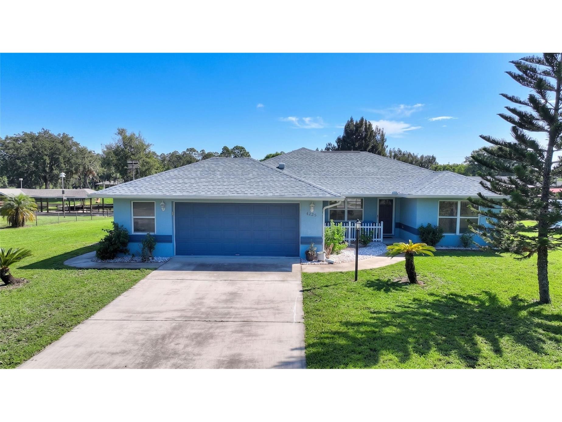 6225 Amaryllis Drive Indian Lake Estates FL 33855 - LAKE WALK IN WATER P4938789 image1