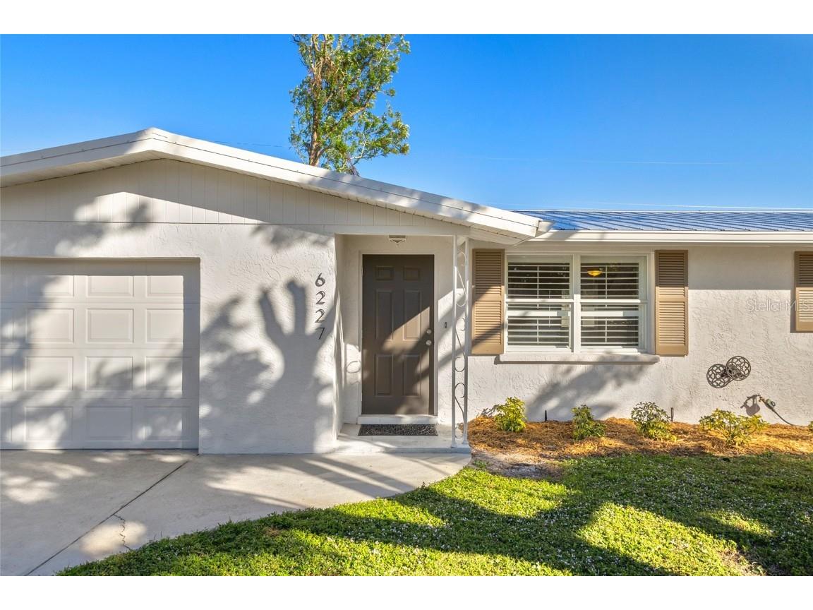 6227 Pauline Avenue Sarasota FL 34231 A4631121 image1