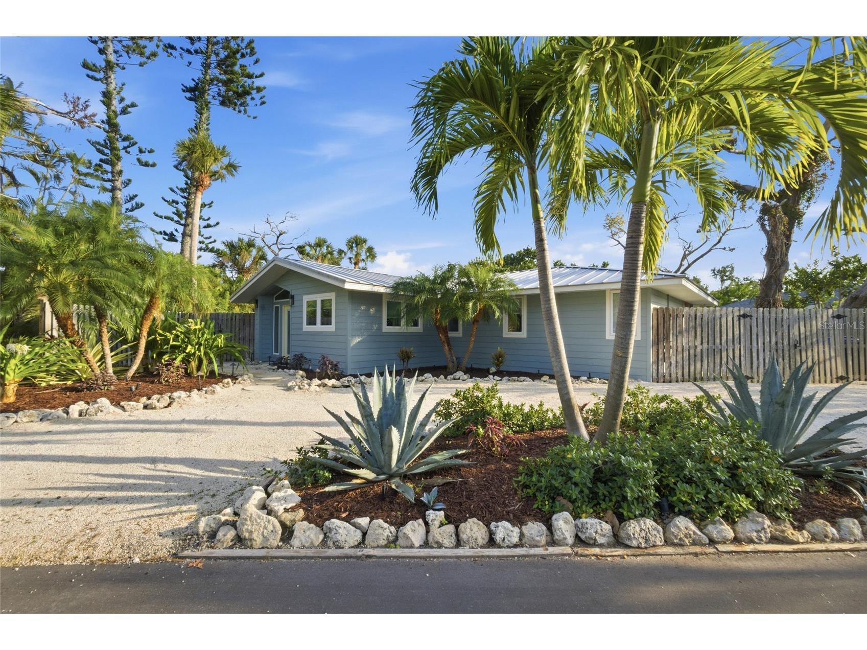 624 Saint Judes Drive Longboat Key FL 34228 - GULF OF MEXICO AND SARASOTA BA A4672840 image1