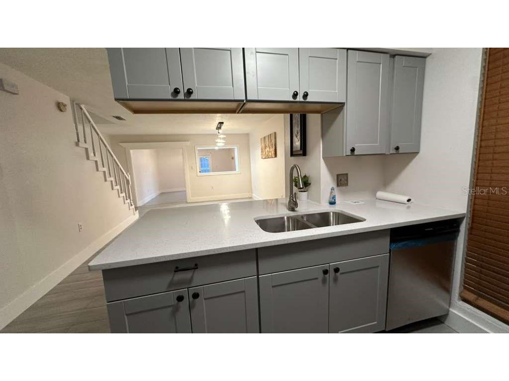 6246 Oak Cluster Circle Tampa FL 33634 TB8446683 image4