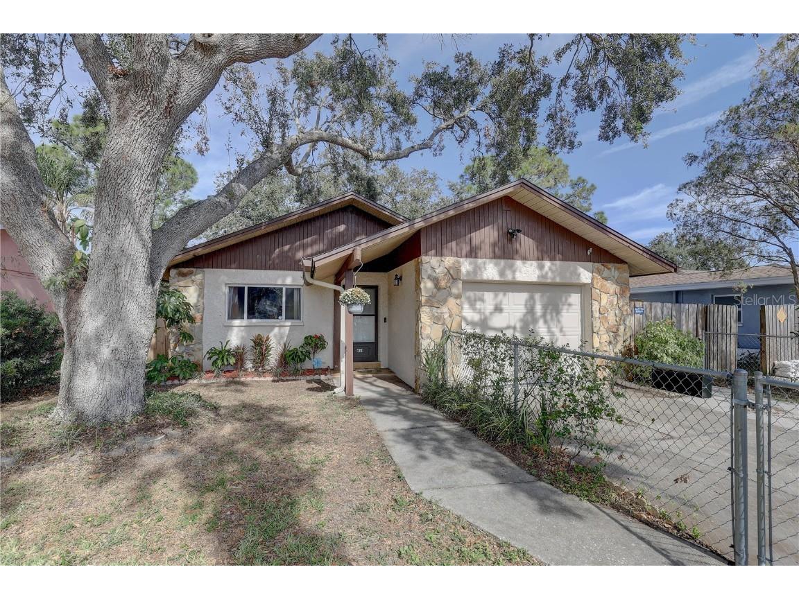 631 74th Avenue N Saint Petersburg FL 33702 A4629892 image1