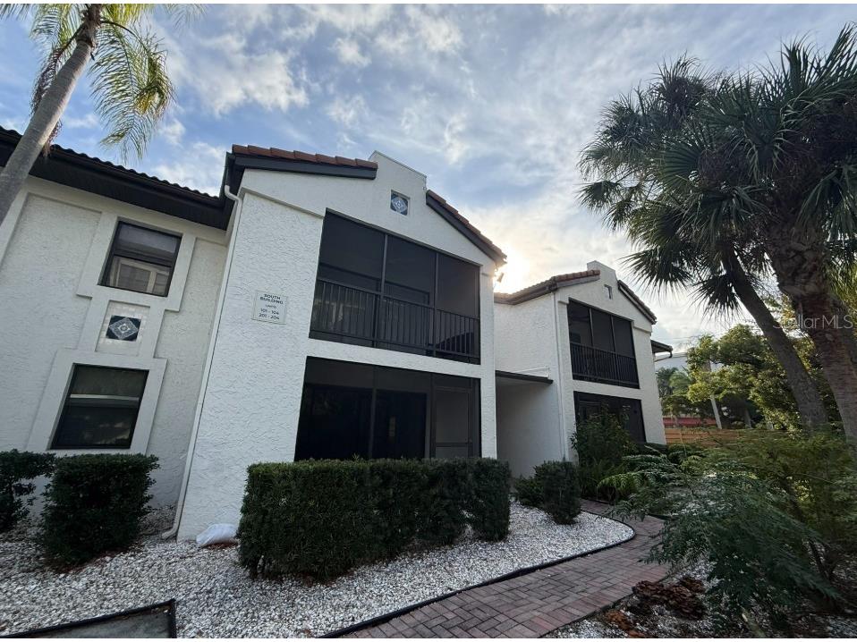 631 N Orange Avenue #104 Sarasota FL 34236 A4674980 image1