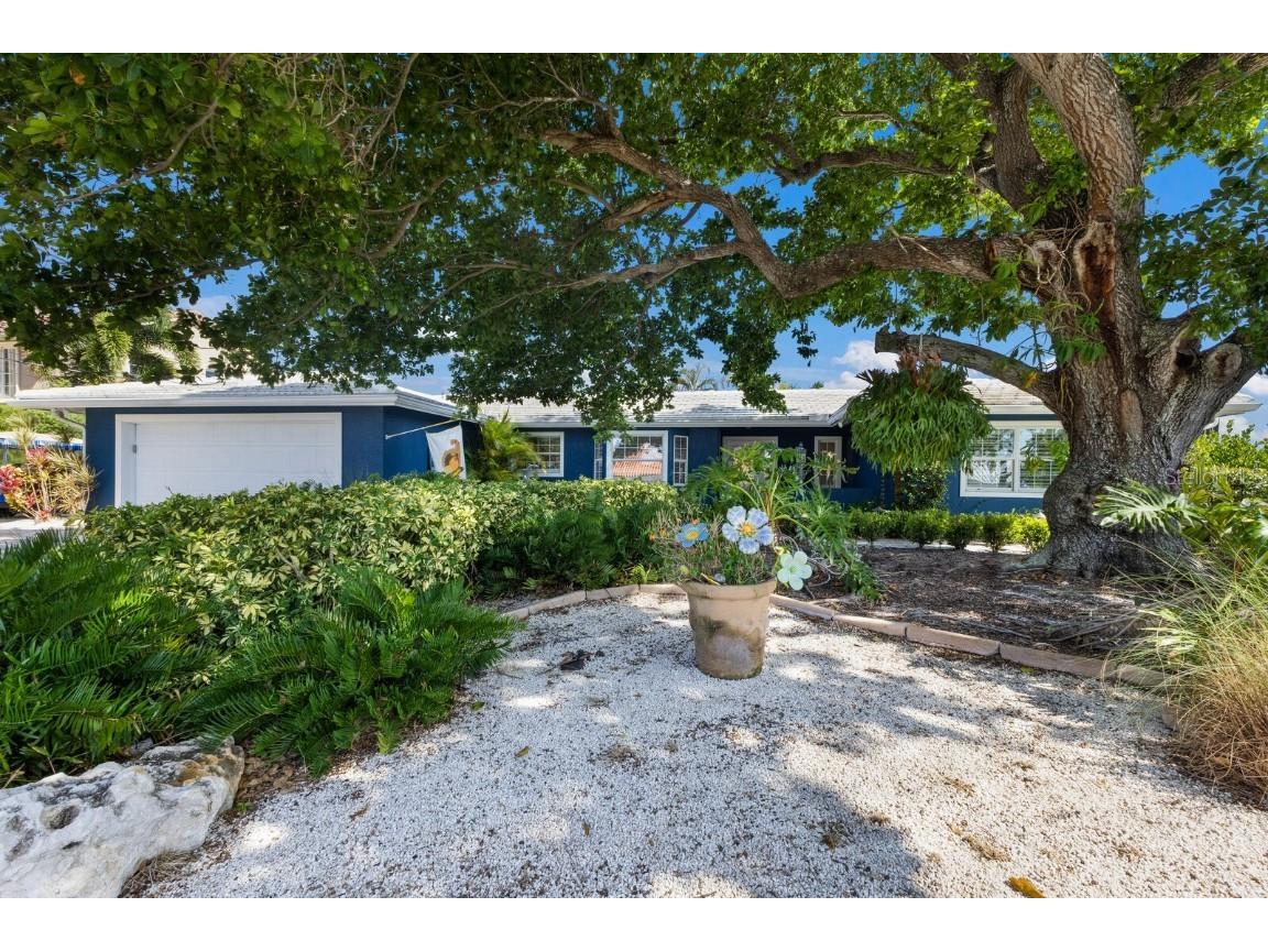 635 Dundee Ln Holmes Beach FL 34217 - HOLMES BEACH CANAL - ONE LOT AWAY FROM BIMINI BAY A4622194 image1