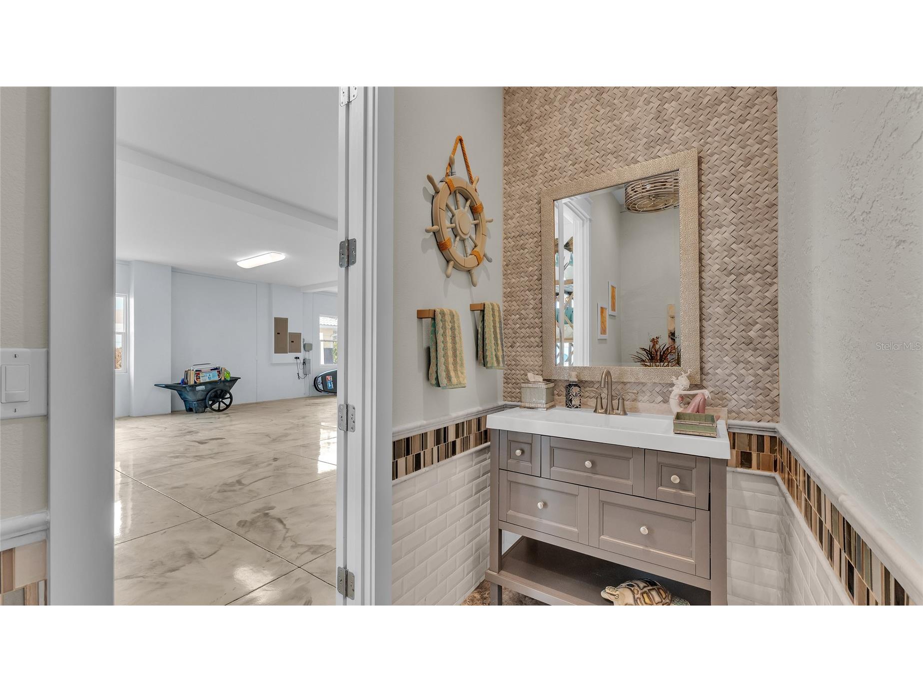 635 Key Royale Drive Holmes Beach FL 34217 - TAMPA BAY/ANNA MARIA SOUND A4687421 image37