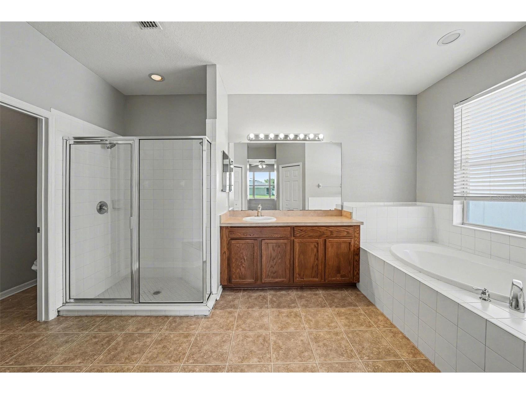 636 Tanana Fall Drive Ruskin FL 33570 TB8498403 image3