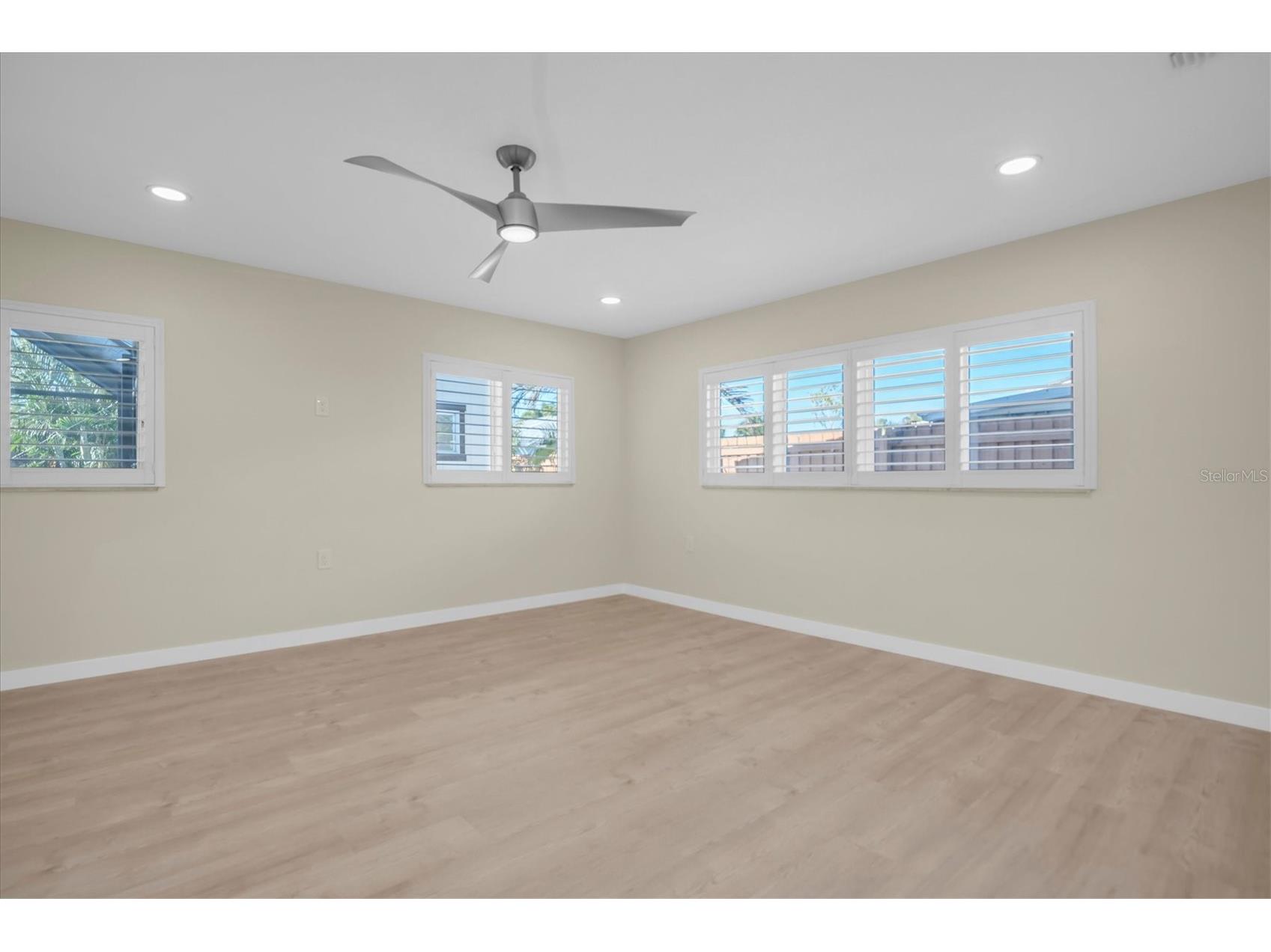 6400 Mockingbird Way S Saint Petersburg FL 33707 TB8466872 image25