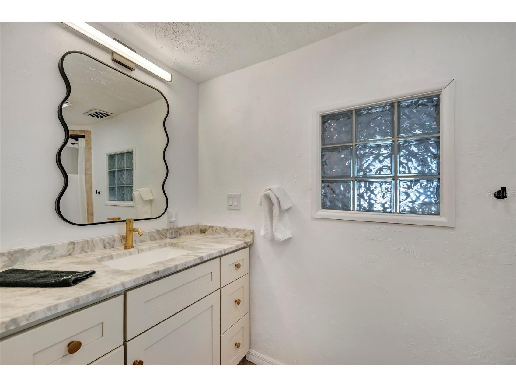 6426 Colonial Drive Sarasota FL 34231 A4681958 image20