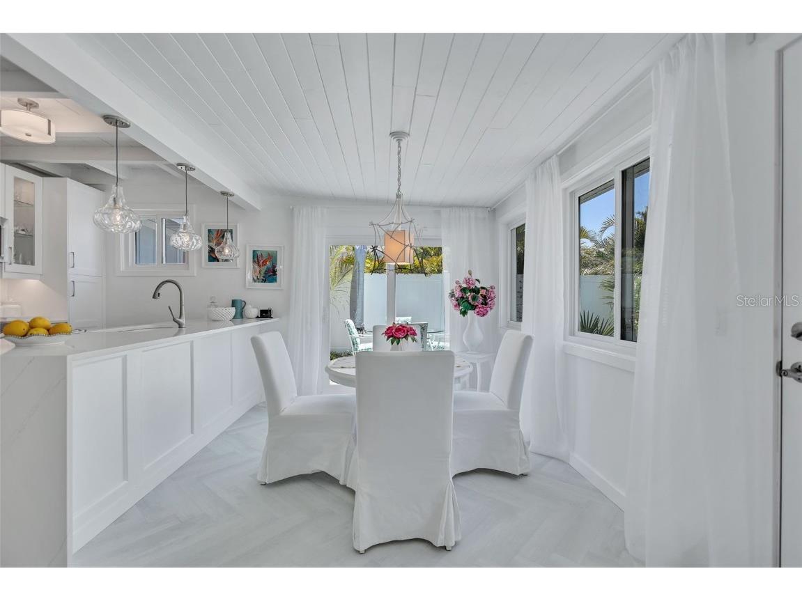 643 Calle Del Otono Sarasota FL 34242 A4653312 image26