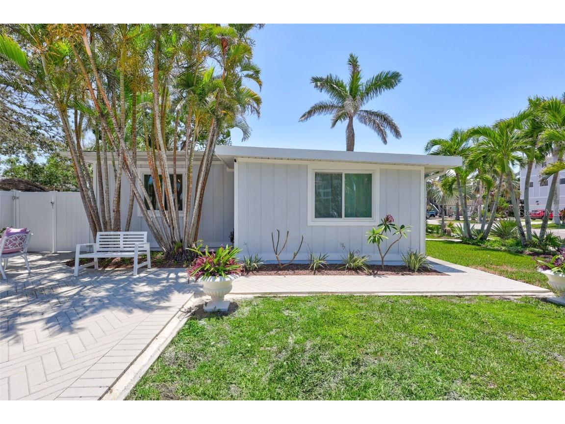 643 Calle Del Otono Sarasota FL 34242 A4653312 image9