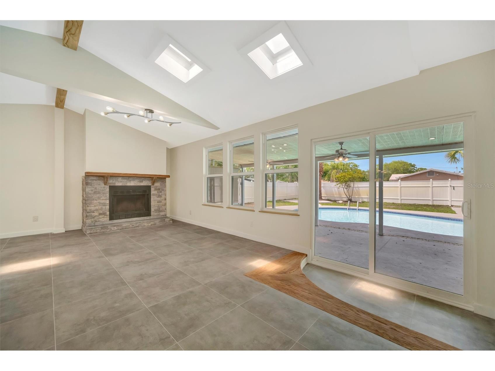 647 74th Avenue N Saint Petersburg FL 33702 TB8501591 image17