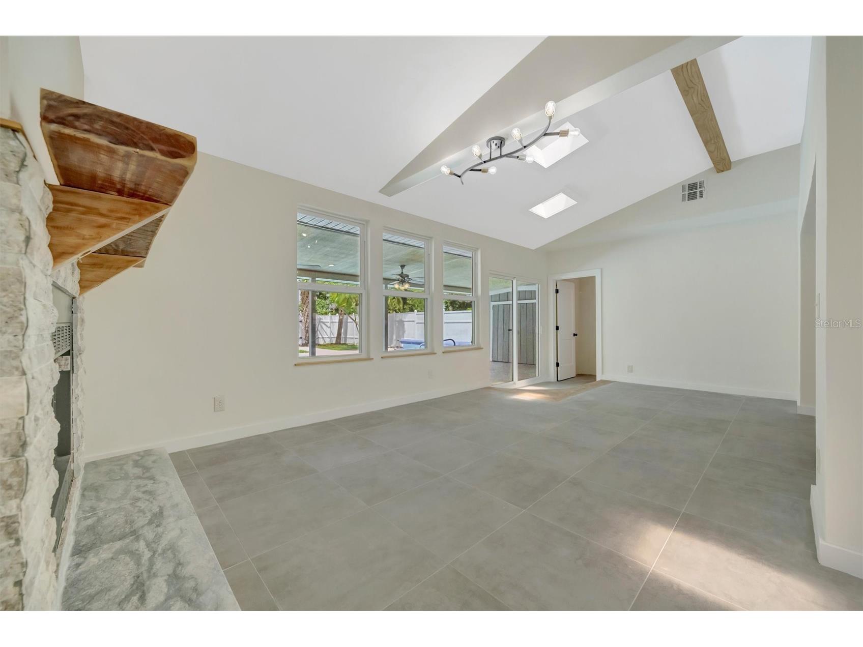 647 74th Avenue N Saint Petersburg FL 33702 TB8501591 image22