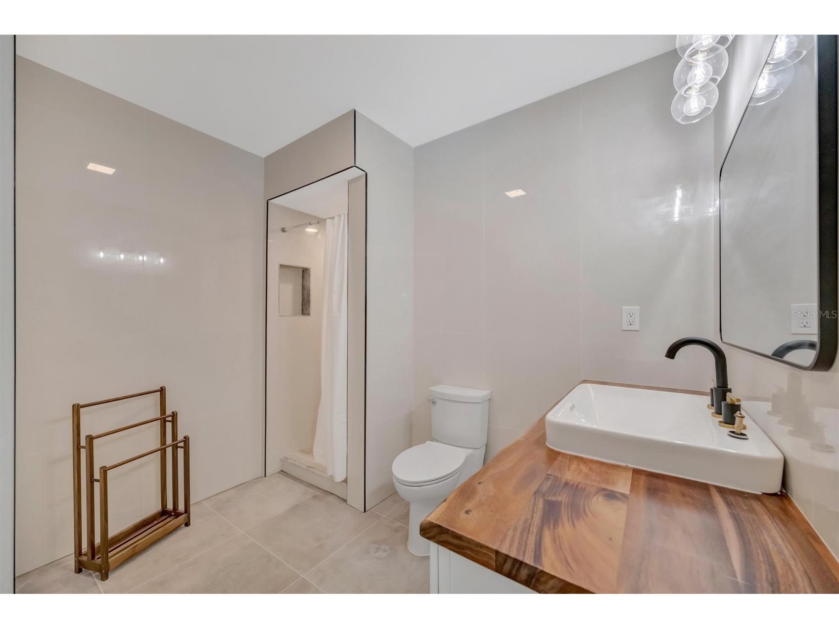 647 74th Avenue N Saint Petersburg FL 33702 TB8501591 image33