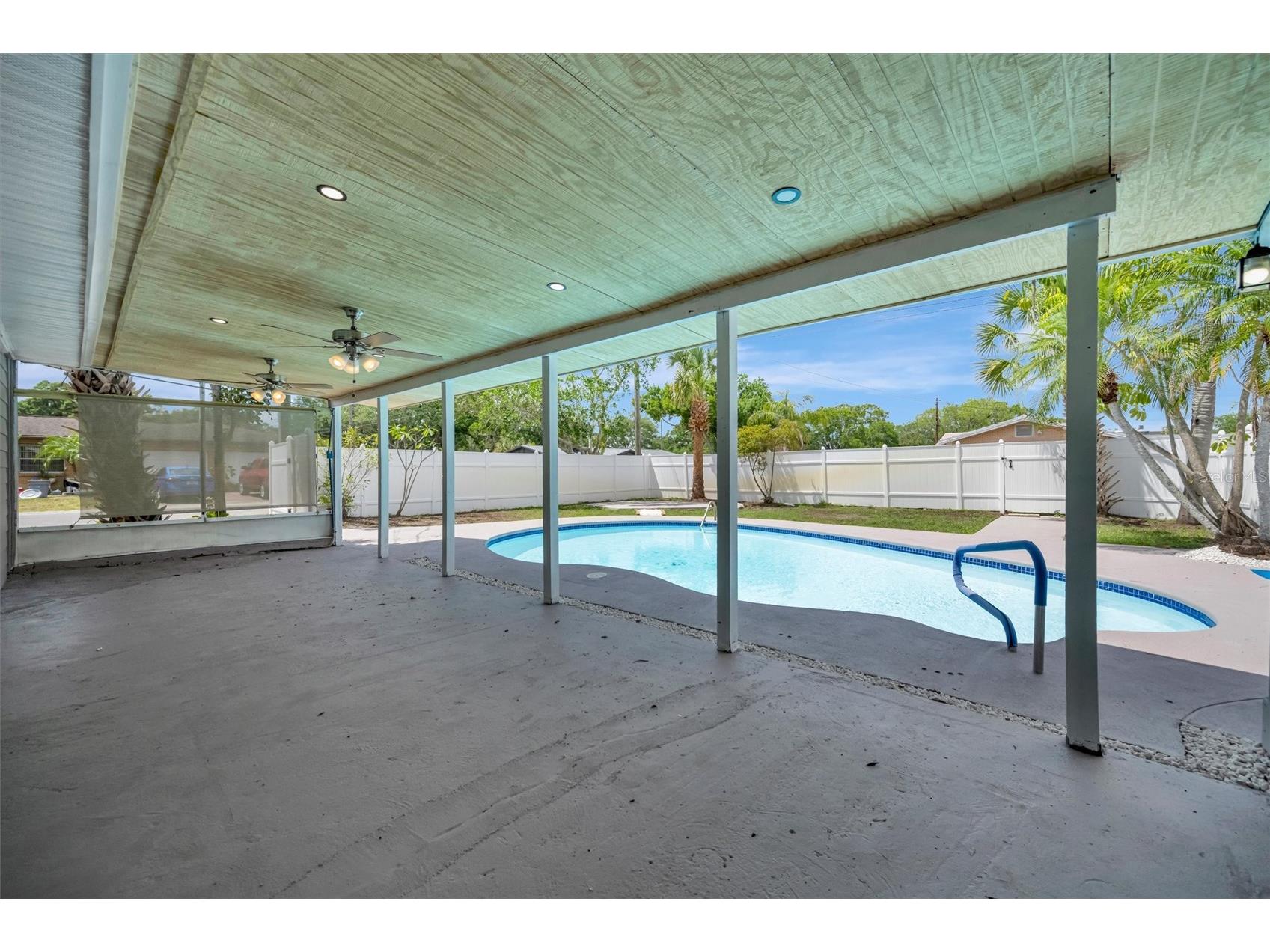 647 74th Avenue N Saint Petersburg FL 33702 TB8501591 image37