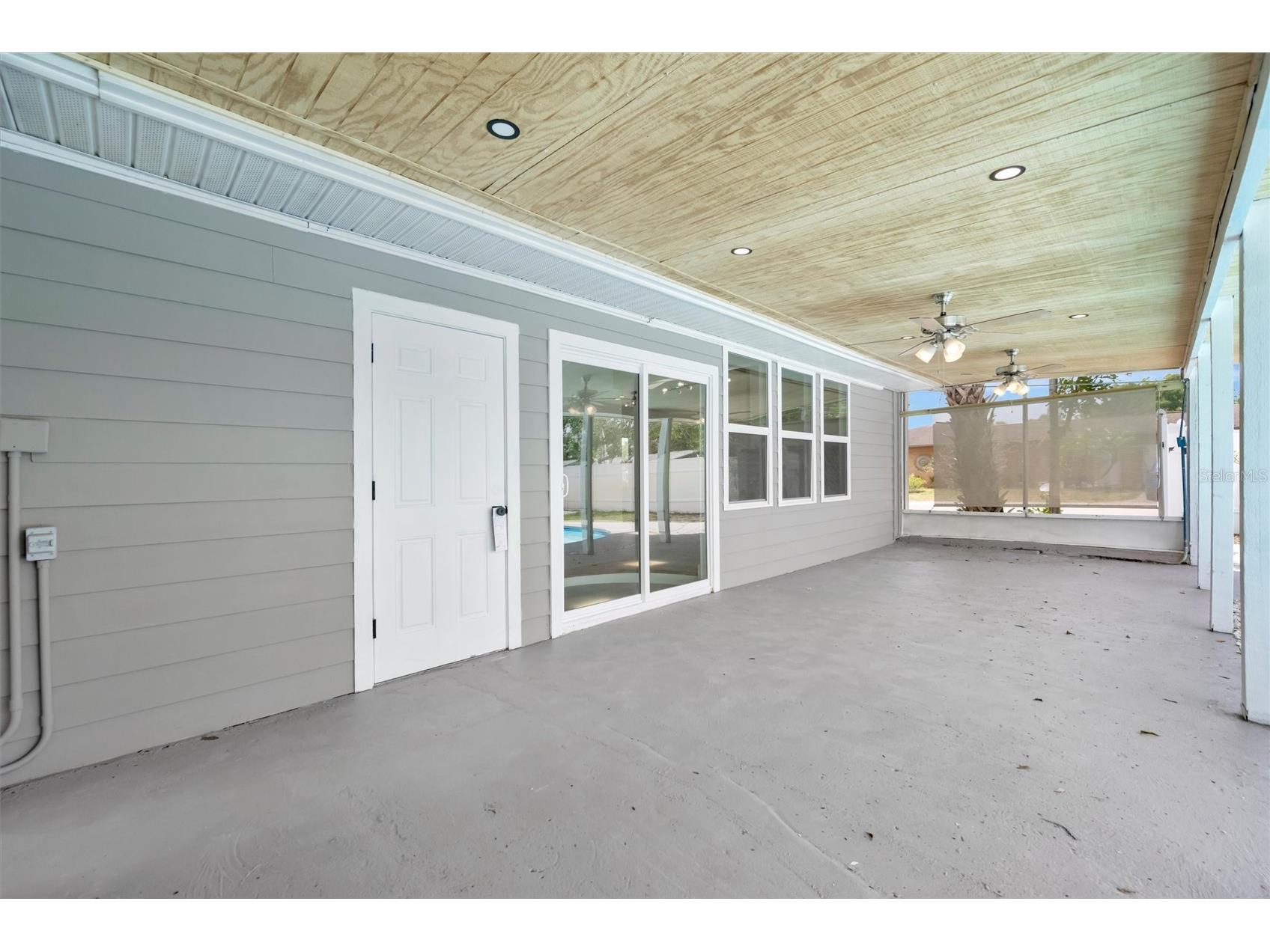 647 74th Avenue N Saint Petersburg FL 33702 TB8501591 image40