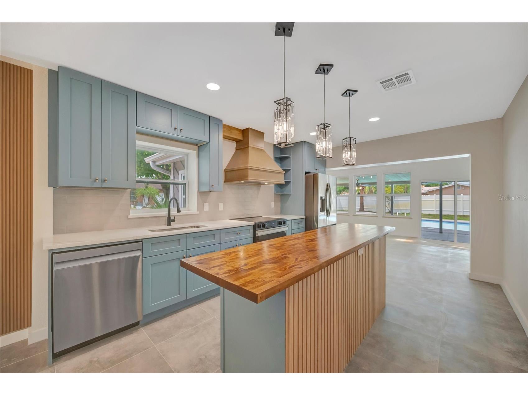 647 74th Avenue N Saint Petersburg FL 33702 TB8501591 image9